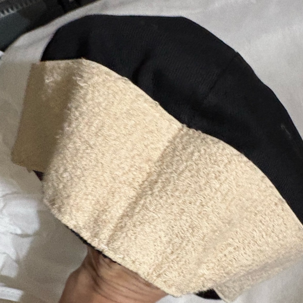 Gucci Black Cap with White Logo Woven Band - Picture 4 of 5
